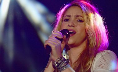 Shakira kritikohet se nxori në shitje qafore me simbolin nazist