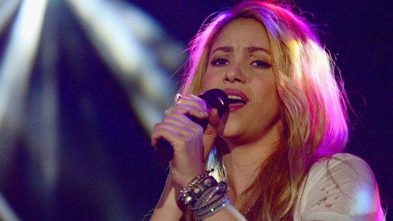 Shakira kritikohet se nxori në shitje qafore me simbolin nazist