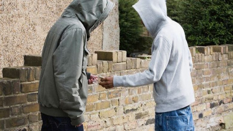 Shitësve të rinj të drogës po ua konfiskojnë rrobat, për t’i ‘turpëruar’ me veshje të lira (Foto)