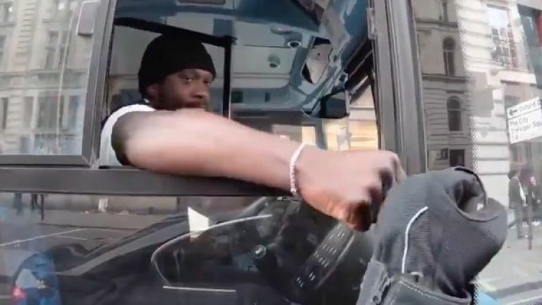 Shoferi i autobusit e paralajmëroi në moment të fundit motoçiklistin, këmbësori i shpëton aksidentit (Video)