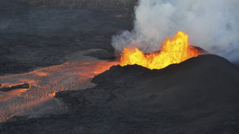 Shpërthimi i vullkanit në Hawaii bën që me shiun të bien edhe ‘kristale të gjelbra’ (Foto)
