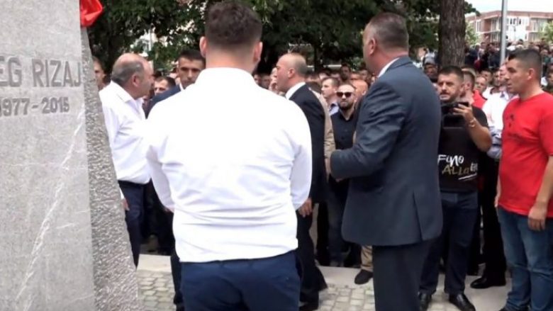Incident në Deçan, vëllai i Beg Rizajt nuk e lejon Haradinajn të zbulojë shtatoren (Video)