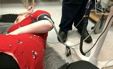 Spitali në Angli mbeti pa shtretër të lirë, pacientja me dhimbje të mëdha gjoksi u trajtua në dysheme (Foto)