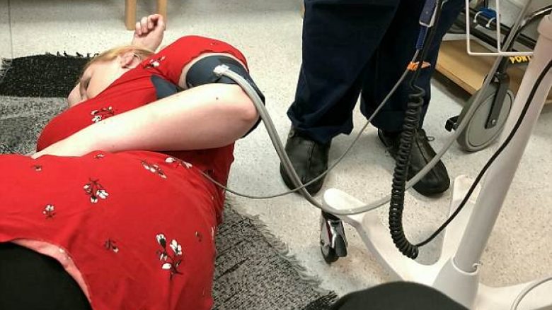 Spitali në Angli mbeti pa shtretër të lirë, pacientja me dhimbje të mëdha gjoksi u trajtua në dysheme (Foto)