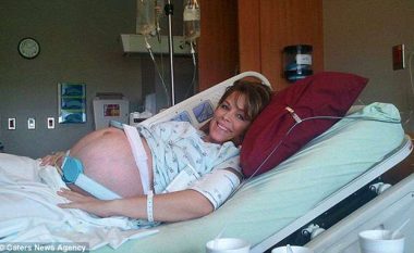 ‘Surrogatja serike’ që pranon se është e varur nga shtatzënia, ka dhënë fëmijën e pestë pak muaj para se të pensionohet në moshën 50-vjeçare (Foto)