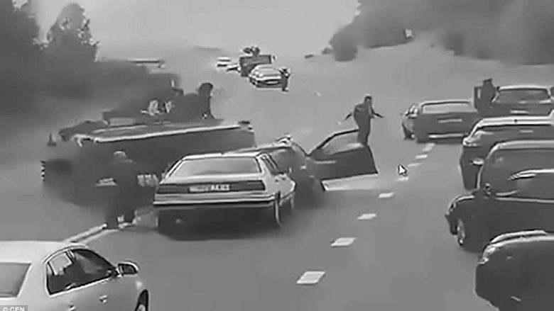 Tanku humbi kontrollin në kthesë, shtypi njërën pjesë të veturës së pensionistit (Video)