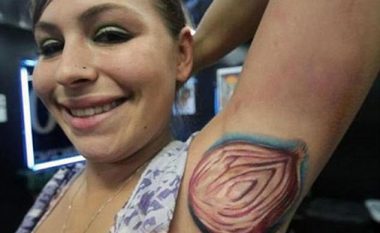 Tatuazhet bizare që do t’ju bëjnë të hiqni nga mendja idenë, se do të hyni ndonjëherë “nën gjilpërë” (Foto)