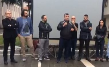 Artistët vazhhdojnë të protestojnë në Tiranë, kundër shembjes së Teatrit Kombëtar