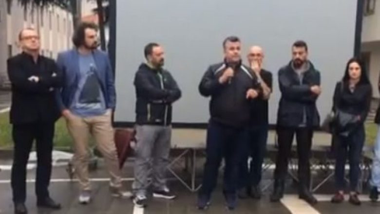 Artistët vazhhdojnë të protestojnë në Tiranë, kundër shembjes së Teatrit Kombëtar