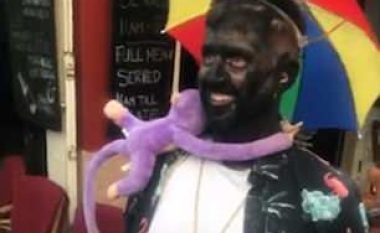 Turisti britanik ‘shëmtohet me të zezë’, që të tallet me shitësin ambulant (Foto)