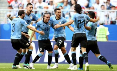 Uruguai nënshtron Rusinë dhe kualifikohet si i pari nga Grupi A