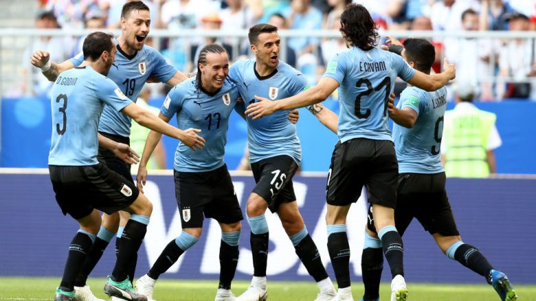 Uruguai nënshtron Rusinë dhe kualifikohet si i pari nga Grupi A