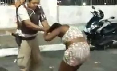 Ushtari brazilian grushtoi dhe e tërhoqi zvarrë për flokësh një grua shtatzënë (Video, +18)