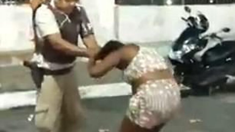Ushtari brazilian grushtoi dhe e tërhoqi zvarrë për flokësh një grua shtatzënë (Video, +18)
