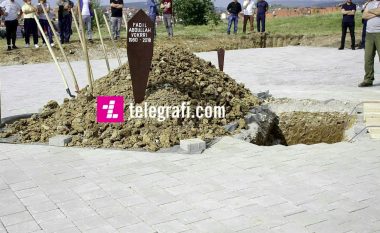 Mijëra qytetarë me lot në sy në varrezat e qytetit në Prishtinë, po i jepet lamtumira e fundit legjendës Fadil Vokrri