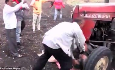 Vuri nënën para traktorit si ‘mburojë të gjallë’ gjatë mosmarrëveshjes që pati me fqinjin (Video)