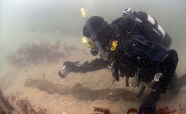 Zhytësit gjetën mbetjet e anijes së fundosur para 330 vitesh, që po transportonte diamante dhe perla (Foto)