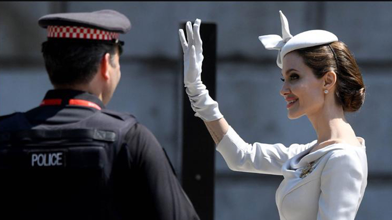 Angelina Jolie kurrë s’ka qenë më elegante se në ngjarjen mbretërore!