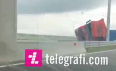Rrokulliset kamioni në autostradën Prishtinë-Ferizaj (Video)