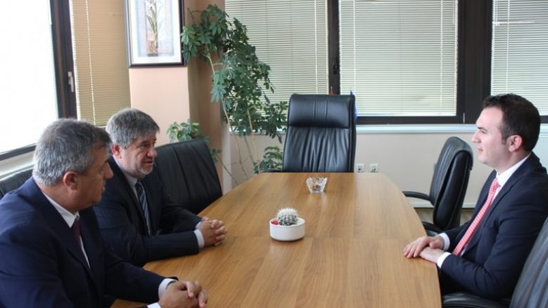 Ministri Ademi realizoi takim me ambasadorin e Kosovës dhe Fatmir Deharin