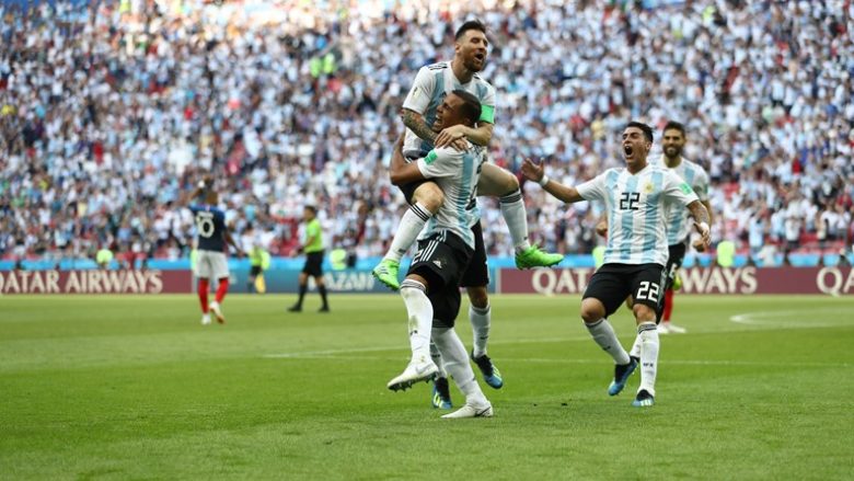 Argjentina në epërsi ndaj Francës, Mercado shënon pasi devijon goditjen e Messit