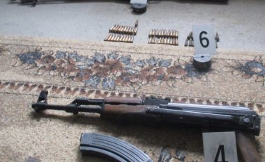 Konfiskohen armë në fshatin Bardh i Madh në Fushë Kosovë
