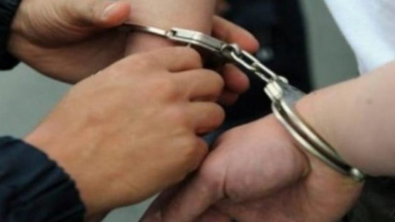 Policia në Ferizaj arreston 31 vjeçarin, të dyshuar për vjedhje dhe detyrim