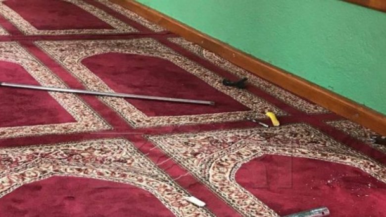 Thyhet dhe plaçkitet Xhamia në Prishtinë në ditën e Bajramit