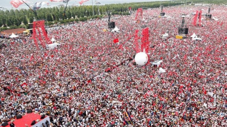 Miliona turq dalin në krah të kundërshtarit të Erdogan (Video)