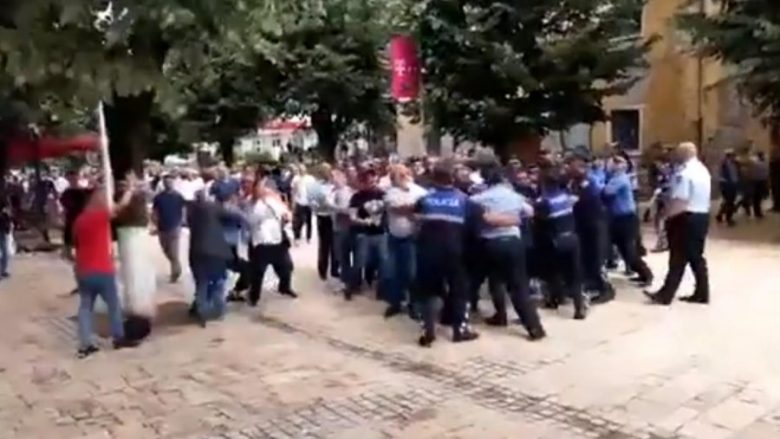 Rama në Dibër pritet me protesta (Video)