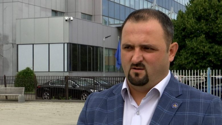 Balaj: Të arrestuarit nuk janë në marrëdhënie pune me Telekomin tash e një vit – Prokuroria të mos ndalet sepse ka ende kontrata të dëmshme