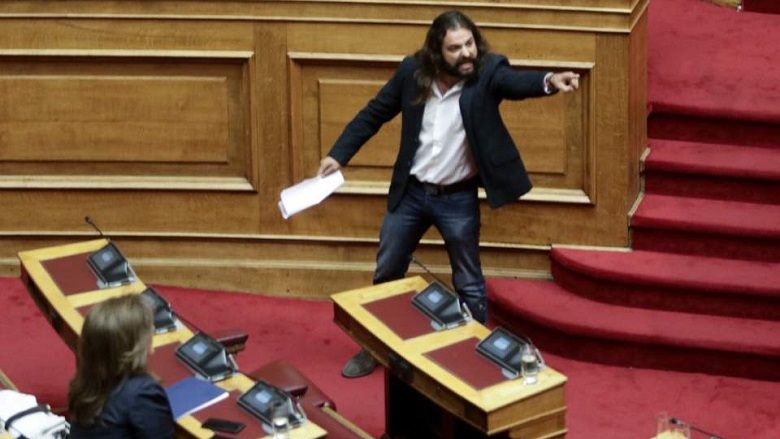 Deputeti grek që bëri thirrje për puç ushtarak, përjashtohet nga partia e tij Agimi i Artë
