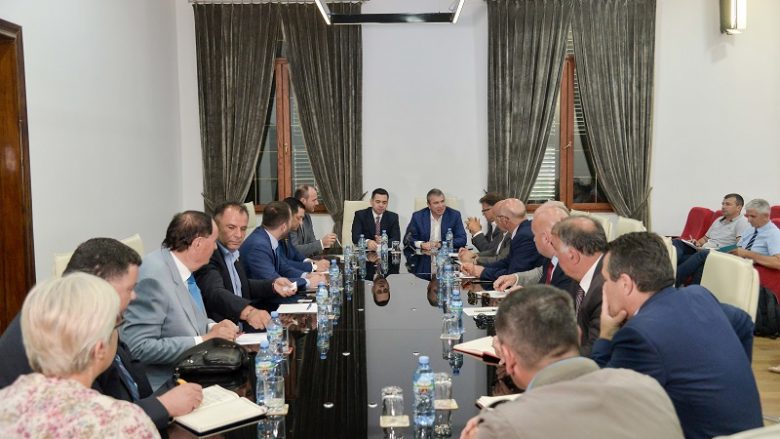 Ministrat Ahmetaj dhe Gjiknuri takim me bizneset kosovare