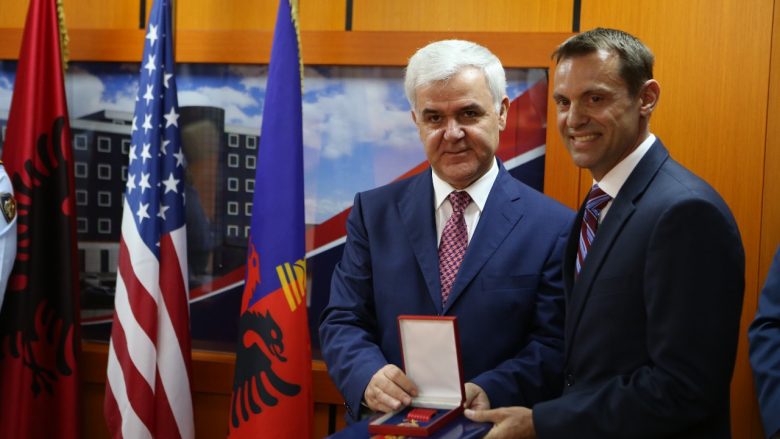 Opozita i kërkon dorëheqjen, Fatmir Xhafaj shfaqet në Ambasadën e Amerikës