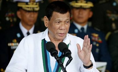 Duterte “ka probleme” edhe me Zotin, e quan “budalla”!