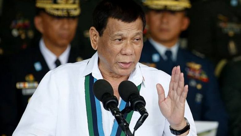 Duterte “ka probleme” edhe me Zotin, e quan “budalla”!