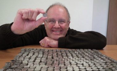 Britaniku me “sy shqiponje” mbledh monedha në rrugë për 14 vjet, tanimë ka arritur në një sasi të pabesueshme (Foto)