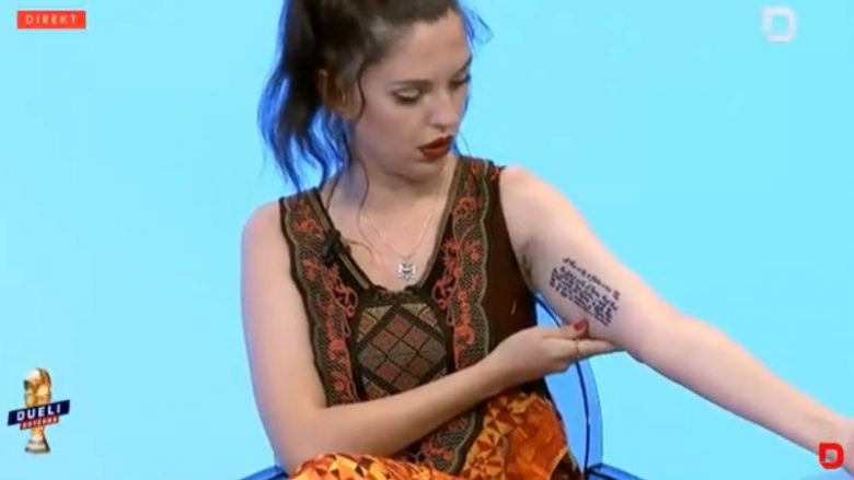 Alkena Dervishaj, ish-banorja patriote e Big Brother bën tatuazh në dorë Deklaratën e Pavarësisë së Shqipërisë
