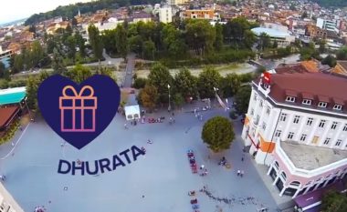 Në ditën e Bajramit shumë dhurata për fëmijët në qendër të Pejës (Video)