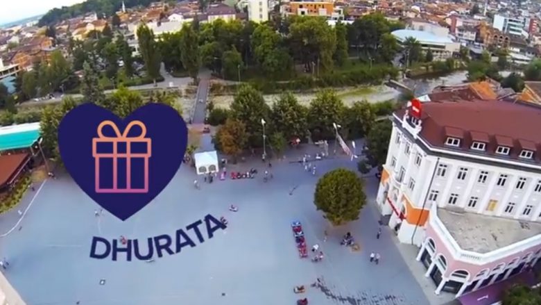 Në ditën e Bajramit shumë dhurata për fëmijët në qendër të Pejës (Video)