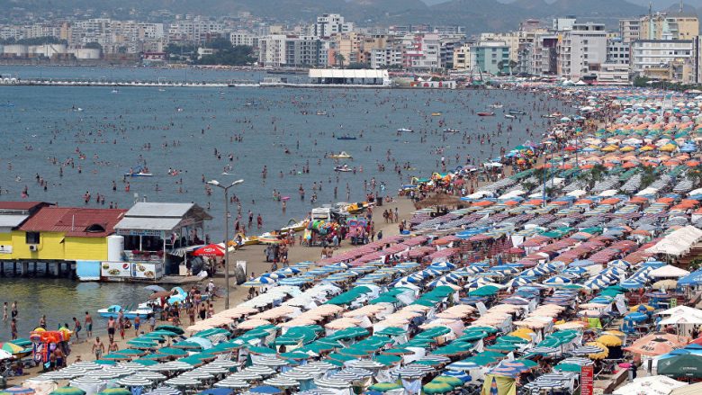 Humb jetën tre vjeçari në plazhin e Durrësit