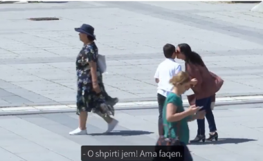 Eksperiment social në Prishtinë: Reagimi i njerëzve kur u kërkohet një përqafim nga një fëmijë (VIDEO)