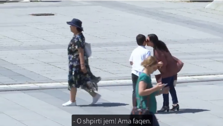 Eksperiment social në Prishtinë: Reagimi i njerëzve kur u kërkohet një përqafim nga një fëmijë (VIDEO)