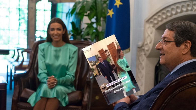 Presidenti i Qipros në pozitë të palakmueshme, fotografohet duke ia shikuar të pasmet Eleni Foureiras