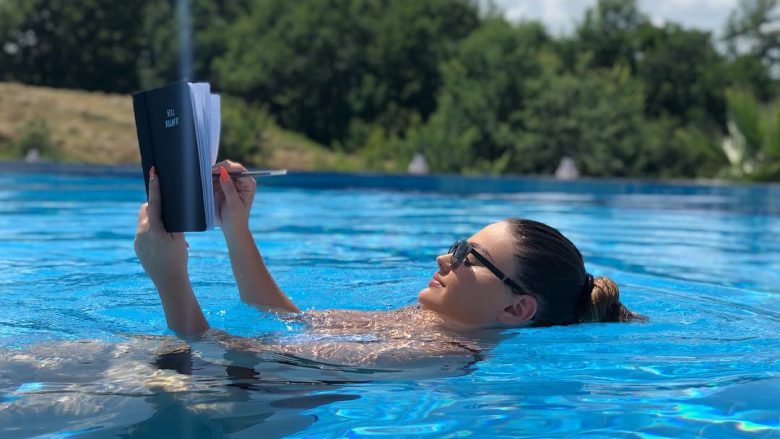 Enca studion për provimet me bikini në pishinë