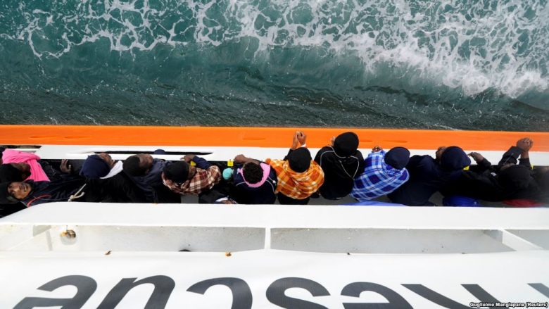 Italia mbyll portet për anijen e shpëtimit të imigrantëve