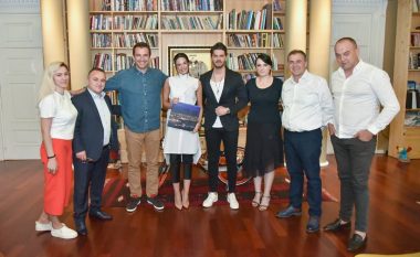 Almeda dhe “Çënari” takohen me Veliajn, i pari i Tiranës i jep një dhuratë aktorit turk