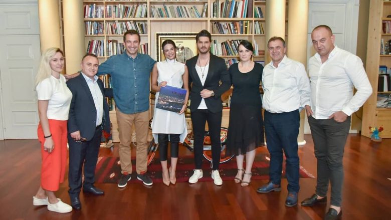 Almeda dhe “Çënari” takohen me Veliajn, i pari i Tiranës i jep një dhuratë aktorit turk
