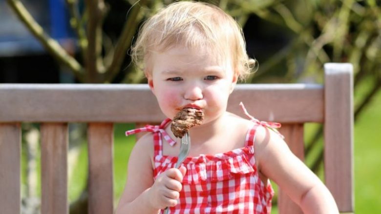 Sa shpesh duhet të hajë fëmija mish të kuq?