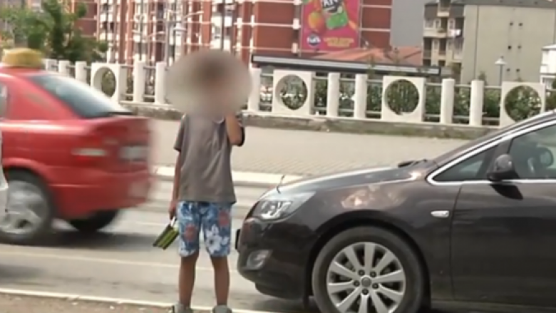 Rrëfimi i fëmijës që punon rrugëve të Prishtinës për të ushqyer familjen (Video)